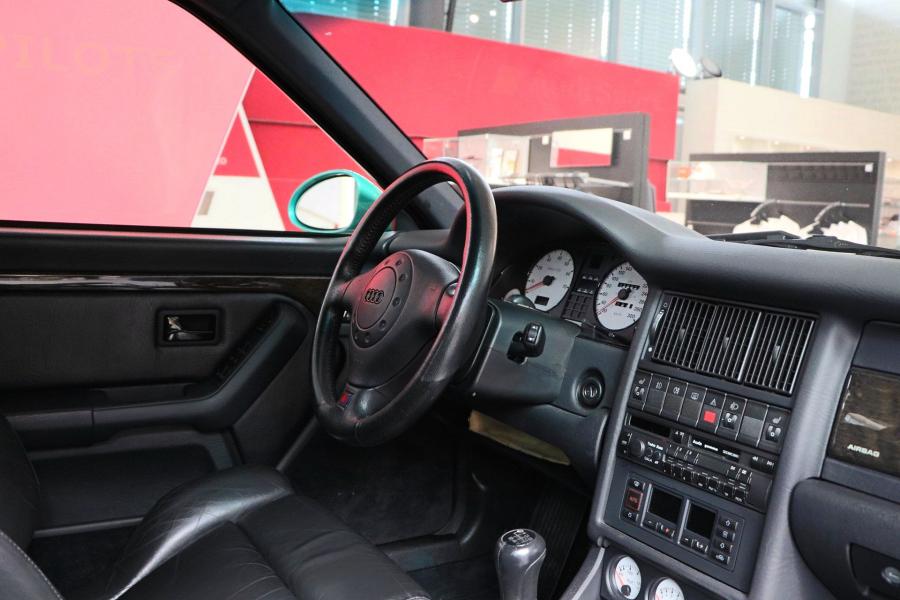 Интерьер Audi RS2 Avant (8C, B4) 1995 года  (фото 2 из 5)